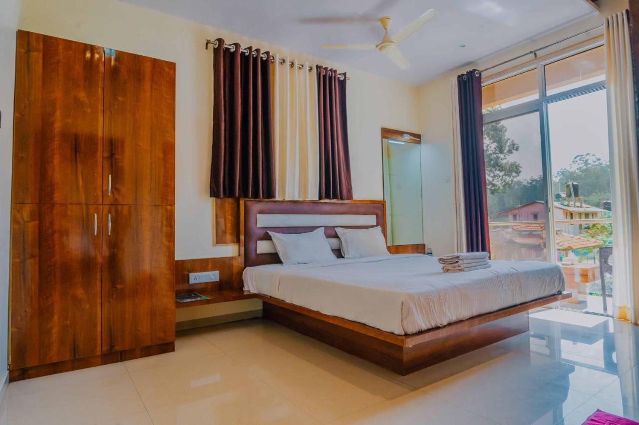 فندق ماهاباليشوارفي  The Oak Woods المظهر الخارجي الصورة