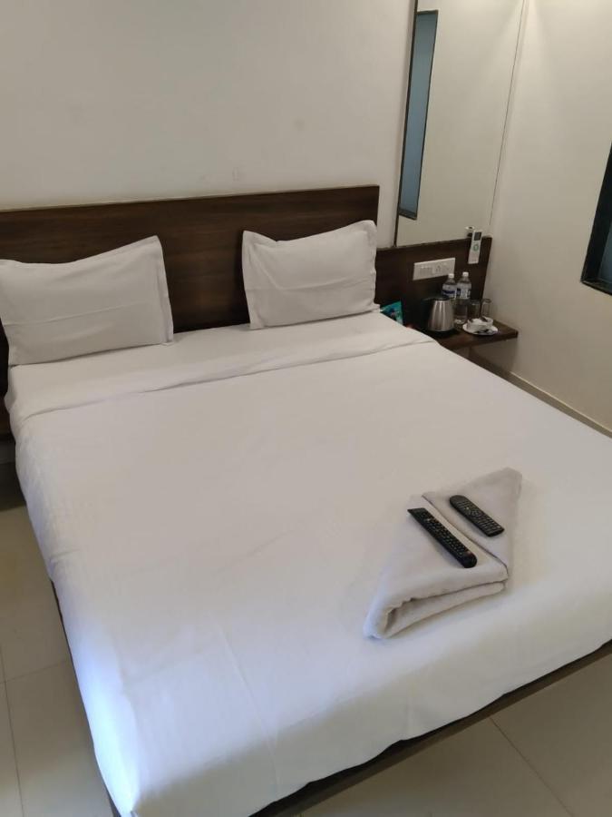 فندق ماهاباليشوارفي  The Oak Woods المظهر الخارجي الصورة